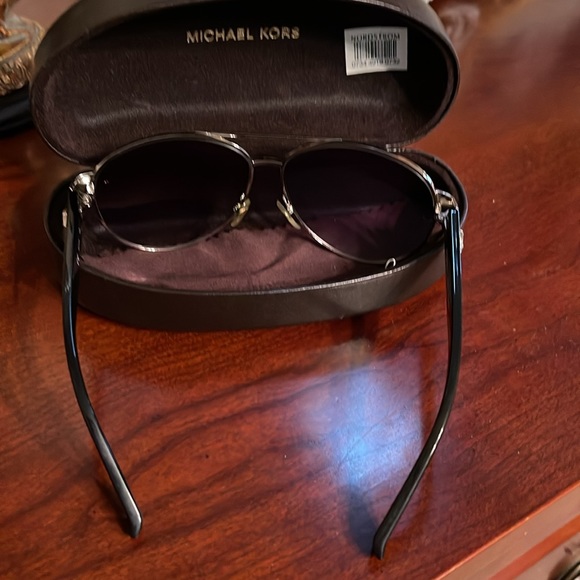 MICHAEL KORS SILVER AND BLACK SUNGLASS . - Picture 8 of 9